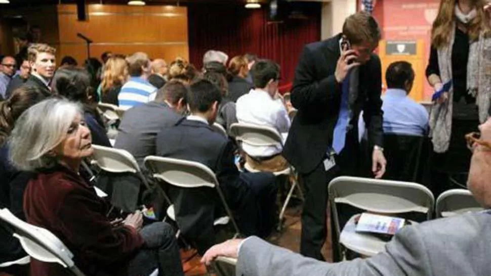 EN DIRECTO. Sarlo estuvo en la sala donde habló Cristina. FOTO TOMADA DE TN.COM.AR