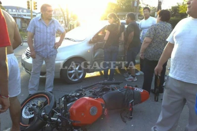 Un auto chocó a una moto y dejó dos heridos