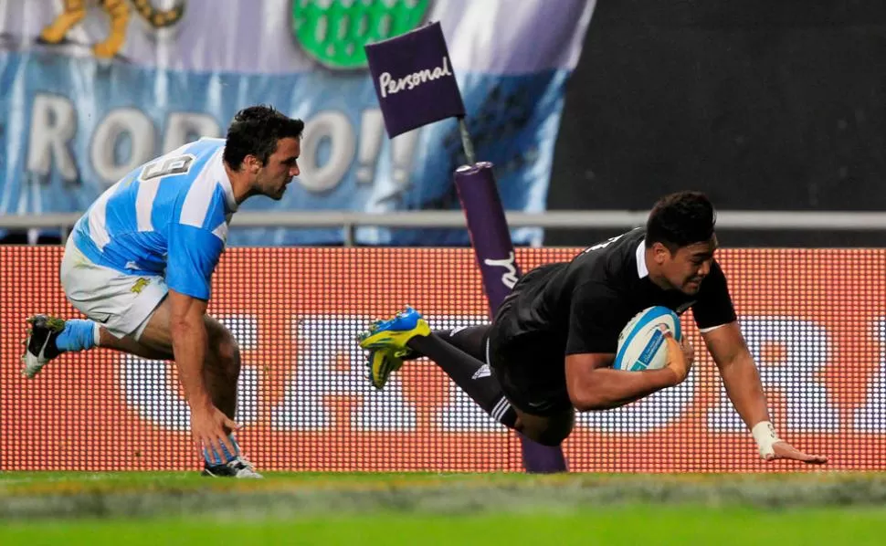 DERECHO AL TRY. Los All Blacks muestran su poderío en La Plata. REUTERS