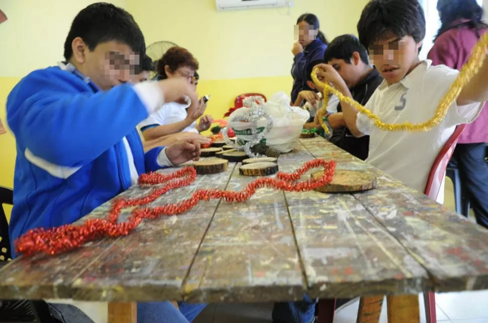 EN UN TALLER. Cuando se pasa a la secundaria, los alumnos que no pueden integrarse al nivel común, optan por diversas actividades artísticas.  LA GACETA / FOTO DE FRANCO VERA