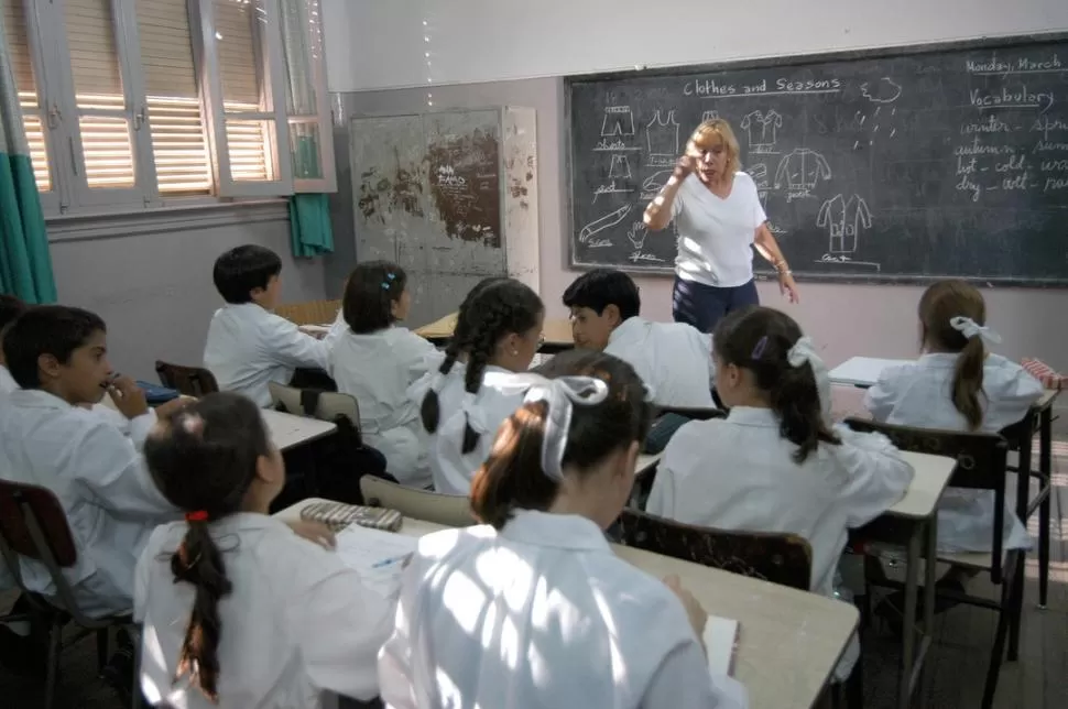 INCIDENCIA. La tiza, el clima seco del aula, el estar hablando permanentemente y el estrés favorecen las afecciones en las cuerdas vocales. LA GACETA / FOTO DE ENRIQUE GALINDEZ