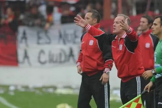 SIN SALIDA. El entrenador no consigue que su equipo logre buenos resultados como visitante. LA GACETA / ARCHIVO