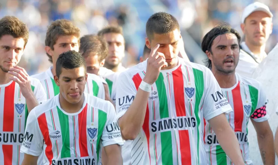 SIN CONSUELO. Los jugadores de Vélez se retiran vapuleados por el resultado. DYN