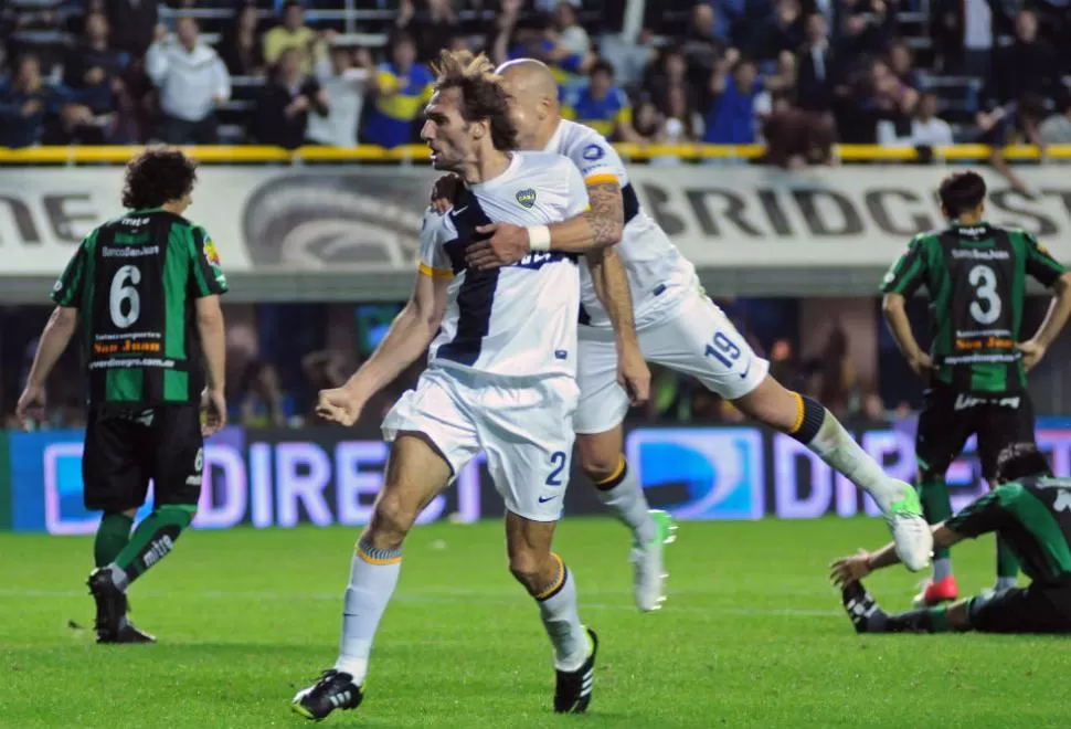 LA REVANCHA. Schiavi festeja el gol que llegó después de que erró un penal. NA