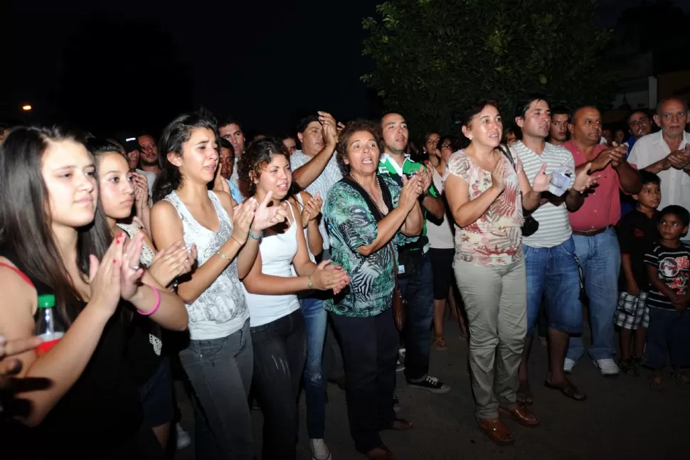 RECLAMO. Vecinos y amigos de la víctima pidieron justicia a gritos.