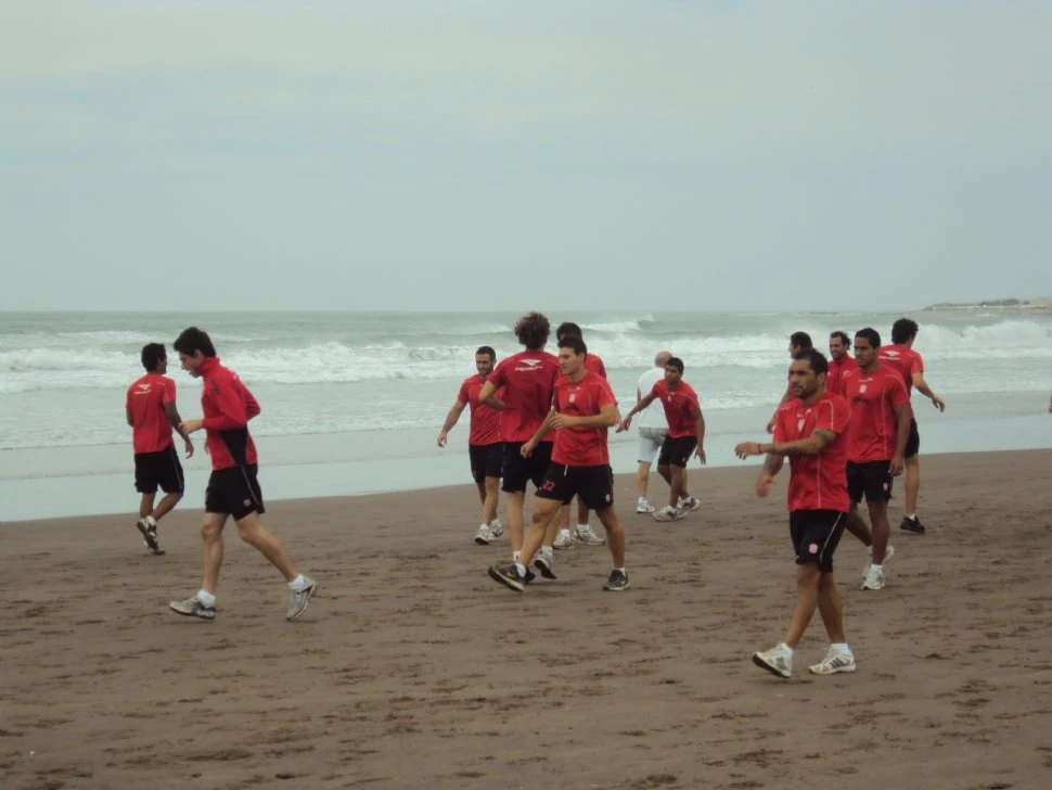 UN LÍDER NATURAL. Gustavo Ibáñez encabeza el grupo de jugadores que realiza tareas en las arenas de una playa de Mar del Plata. GENTILEZA FOTO DE SANTIAGO ESPECHE