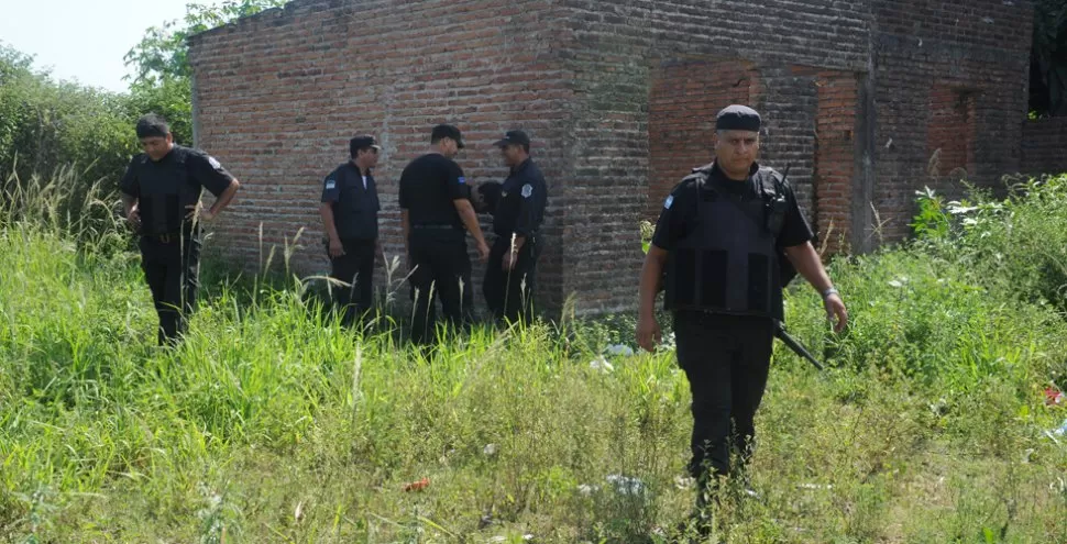 RASTRILLAJE. Los agentes recorrieron el barrio en donde vive Jean Carlos. LA GACETA / FOTO DE ANTONIO FERRONI