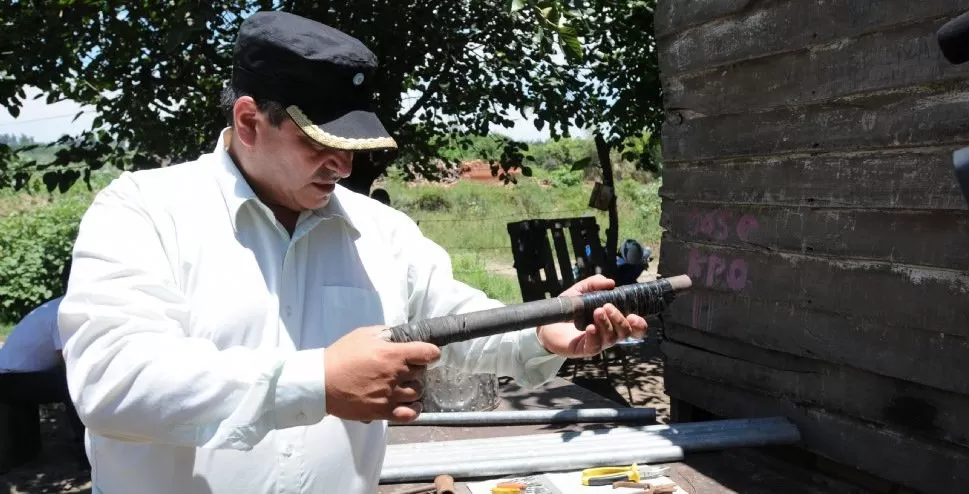 SENCILLO. Raúl Farías, comisario de Alderetes, muestra cómo funciona el sistema que utilizan las tumberas. LA GACETA / FOTO DE ANALÍA JARAMILLO