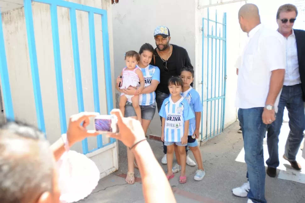 BIENVENIDA. Jairo Castillo no tuvo inconvenientes en ser sacarse fotos con los hinchas que fueron a recibirlo. LA GACETA / FOTO DE ANALÍA JARAMILLO