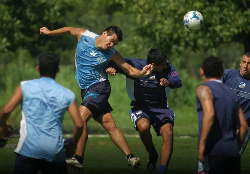 DUELO EN LAS ALTURAS. Líder Mármol despeja sin problemas un centro. FOTO DE RONALDO DÍAZ (ESPECIAL PARA LA GACETA)