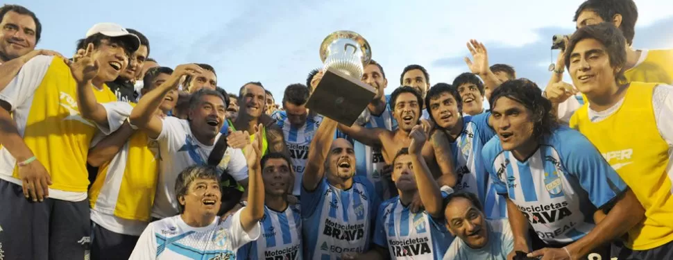 CON LA COPA. El equipo festeja la obtención del torneo 100 años LA GACETA. LA GACETA / FOTO DE FRANCO VERA