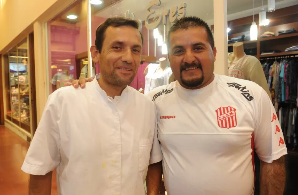 BUENA ONDA. Carlos y Daniel sonríen mientras esperan el duelo de hoy LA GACETA /  ANTONIO FERRONI