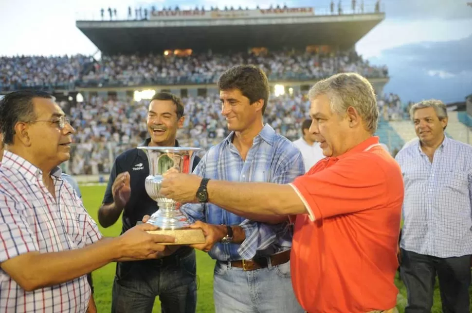 TODO PARA EL CAMPEÓN. José Pochat, gerente general de LA GACETA, entrega junto al presidente santo, Emilio Luque, la Copa al vicepresidente decano, Luis Narchi en la premiación.