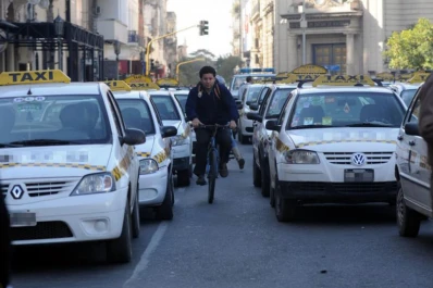 Los taxistas presentaron el pedido para una suba en el precio de la bajada de bandera