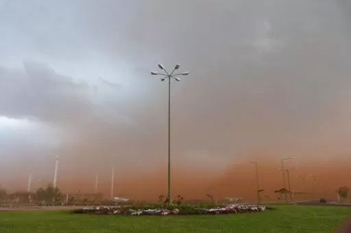 IMPACTANTE. El manto colorado no se tardó en cubrir el sur de Misiones. FOTOS TOMADAS DE MISIONESONLINE.NET