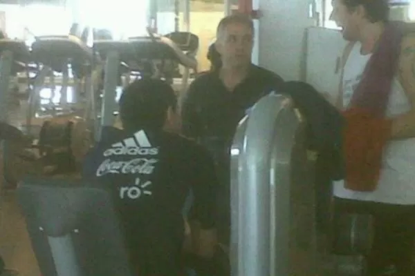 EN FORMA. Riquelme trabajó en la cinta junto a un colaborador. FOTO TOMADA DE INFOBAE.COM