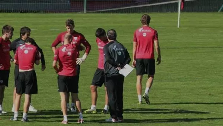 TODO MAL. El DT y el goleador discutieron en medio del ensayo. FOTO TOMADA DE ELCORREO.COM