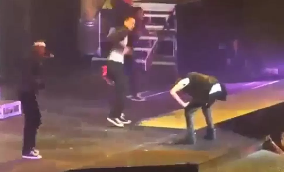 DESAGRADABLE SORPRESA. BIeber dijo que todo fue culpa de haber tomado leche antes de cantar. IMAGEN DE VIDEO