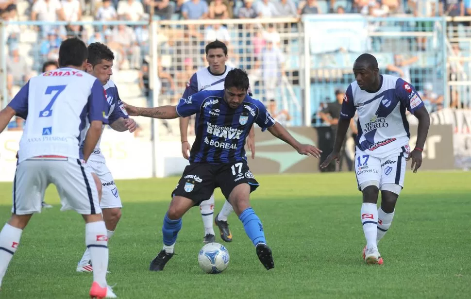 APORTE VITAL. Gabriel Méndez jugó poco más de 35 minutos y dio dos asistencias perfectas. Los hinchas, que antes lo silbaban, ahora quieren que juegue como titular. LA GACETA / FOTO DE HéCTOR PERALTA