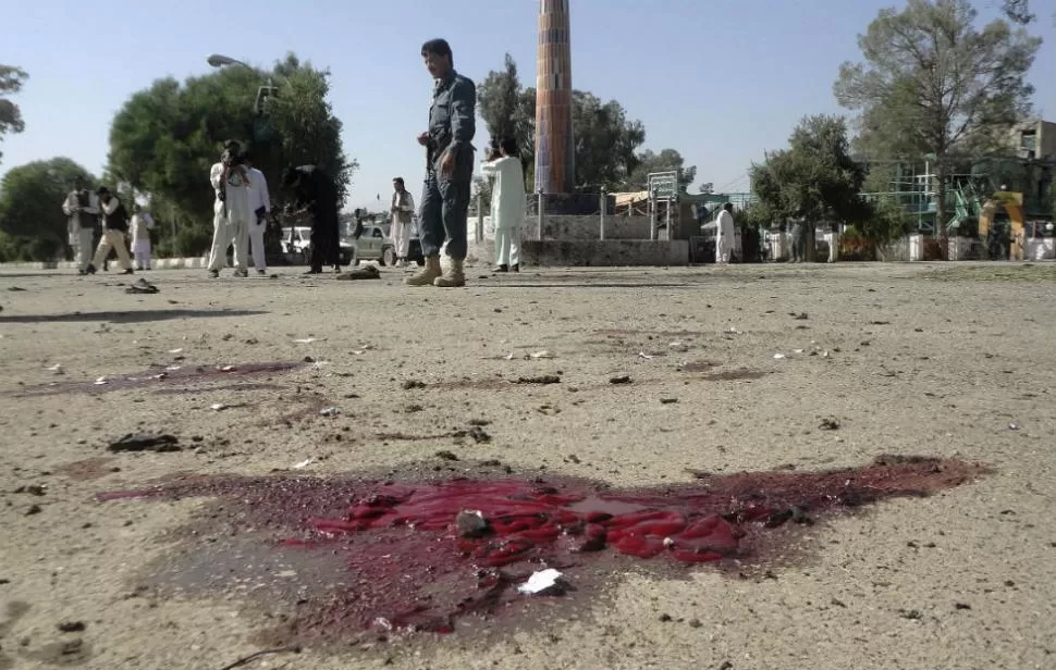 LA ESCENA. Un policía inspecciona el lugar donde ocurrió el atentado suicida, en la provincia de Khost. REUTERS