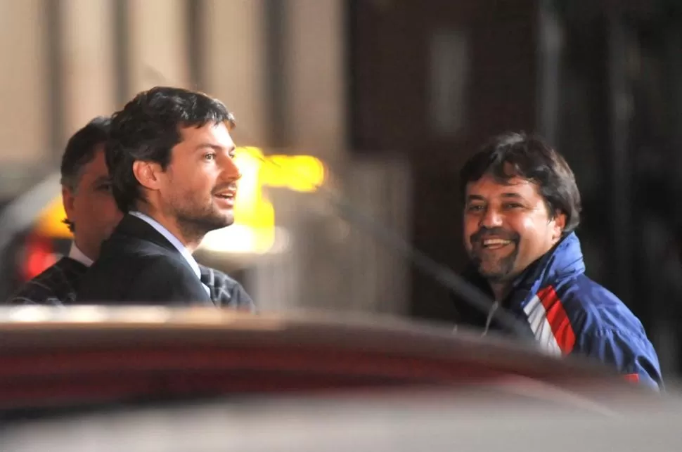 RESPALDO. Lemmens estuvo dialogando con el entrenador y los referentes del plantel. TELAM