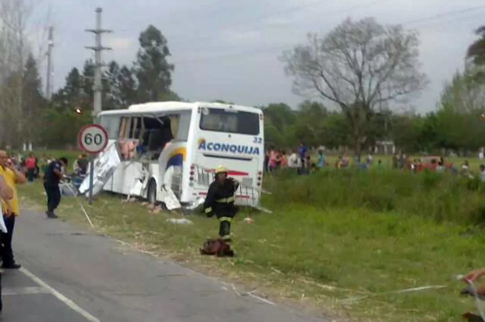 IMPACTANTE. La cosechadora se fue encima del colectivo, que resultó dañado a partir de la tercera ventanilla del sector izquierdo. FOTO TOMADA DE TWITTER / @CARLAJNA