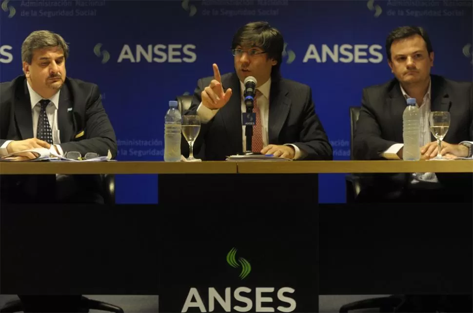 EN CONFERENCIA. Los funcionarios señalaron que el Gobierno prevé construir 225.000 metros cuadrados en la isla. TELAM