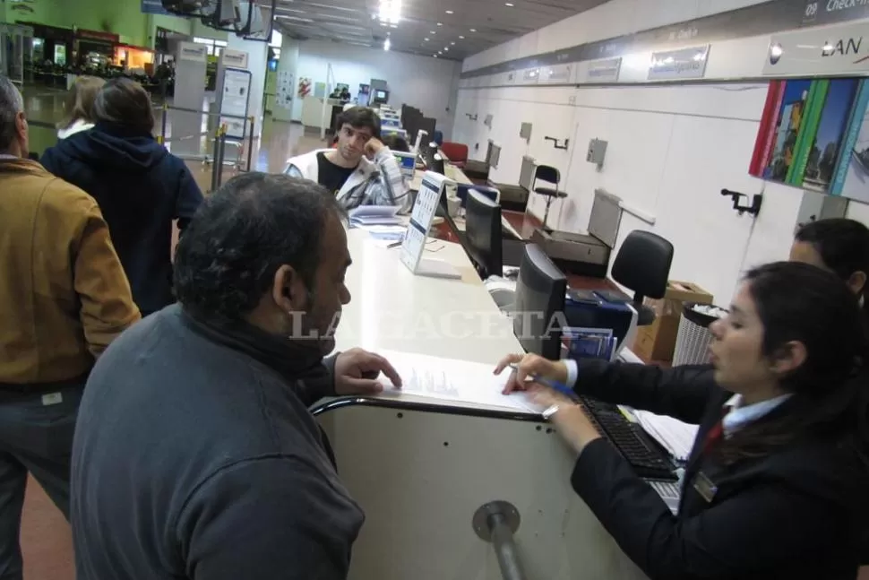 MAL TRAGO. Numerosos usuarios debieron armarse de paciencia en el aeropuerto local. ARCHIVO LA GACETA 