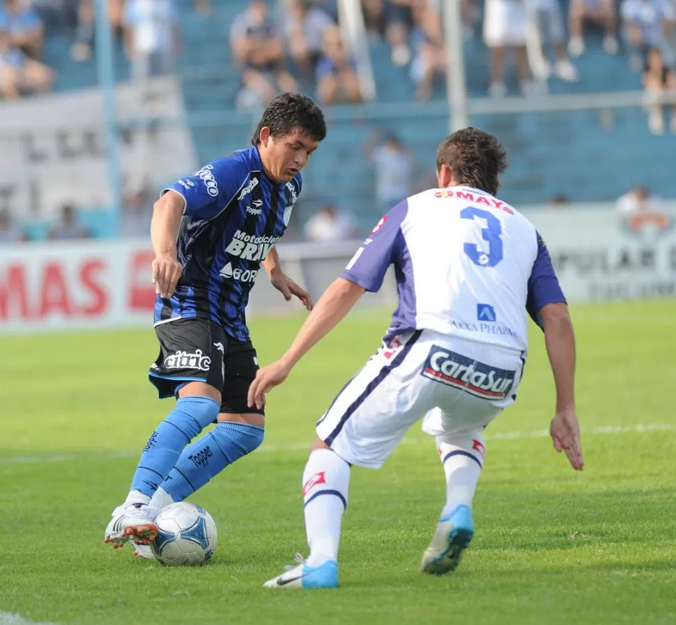 DESENTENDIDO Y TODO. Rodríguez, que intenta driblear a Galeano, hizo su aporte a los 93' y sirvió para ganar. LA GACETA / FOTO DE HéCTOR PERALTA