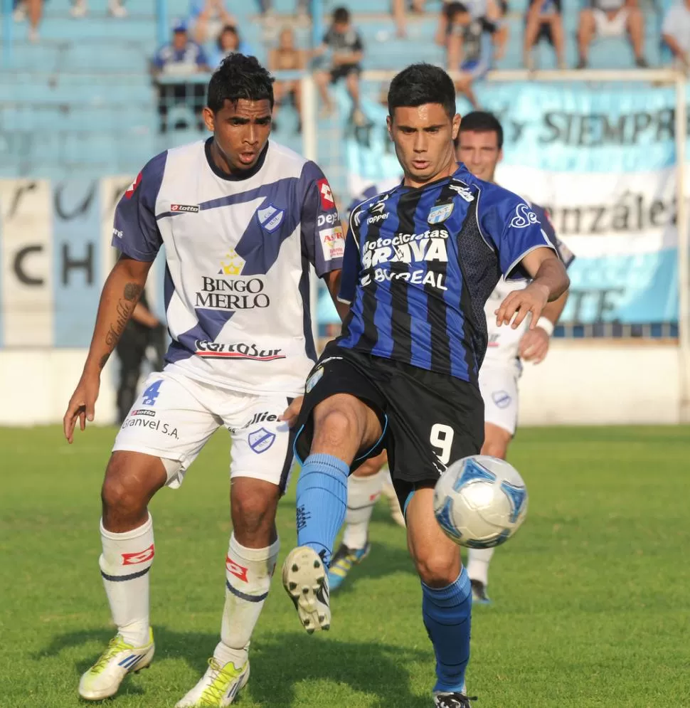 DE NO CREER. Almerares, que lucha con Bravo, se perdió un gol cuando el decano estaba 1-0 abajo. LA GACETA / FOTO DE HéCTOR PERALTA