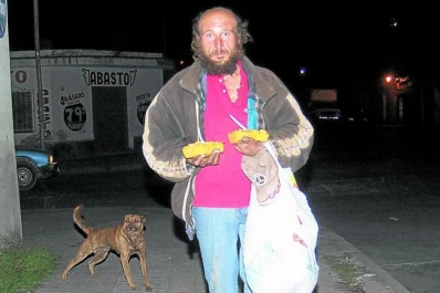 Es italiano, vino por amor, perdió todo y ahora mendiga en Salta