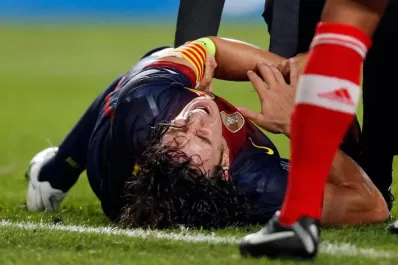 Impresionante lesión de Carles Puyol: se le salió el codo
