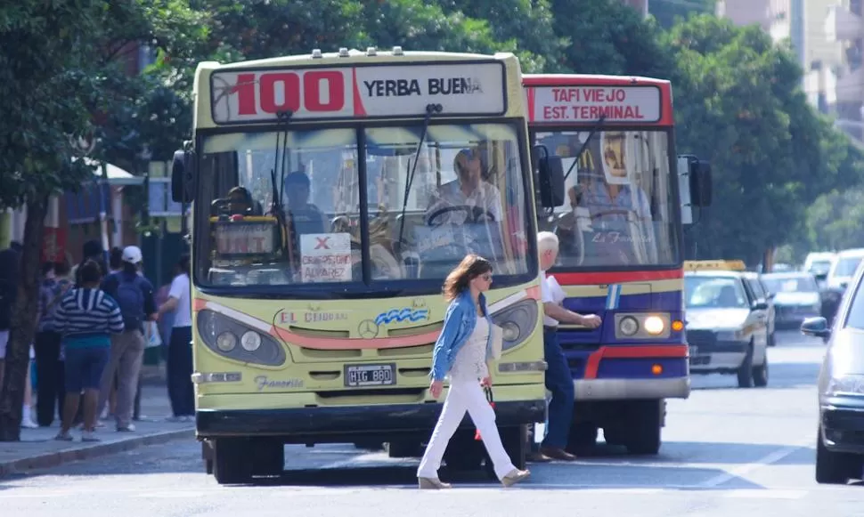 UN CAOS. Las calles céntricas son no aptas para cardíacos en las horas pico. LA GACETA / ANALIA JARAMILLO