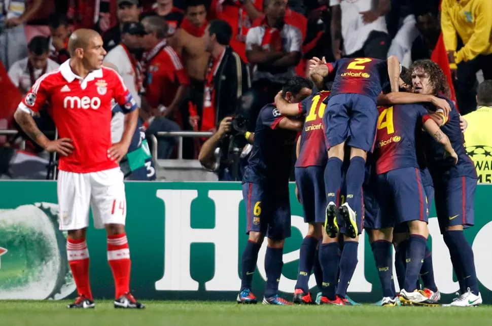 GESTION SUDAMERICANA. Todos celebran el gol de Alexis, tras el pase de Messi. REUTERS