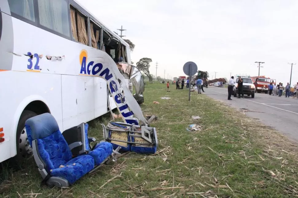 DESTROZOS. El micro de la empresa Aconquija quedó dañado en uno de sus costados. La Policía realizó las pericias para determinar las causas.  