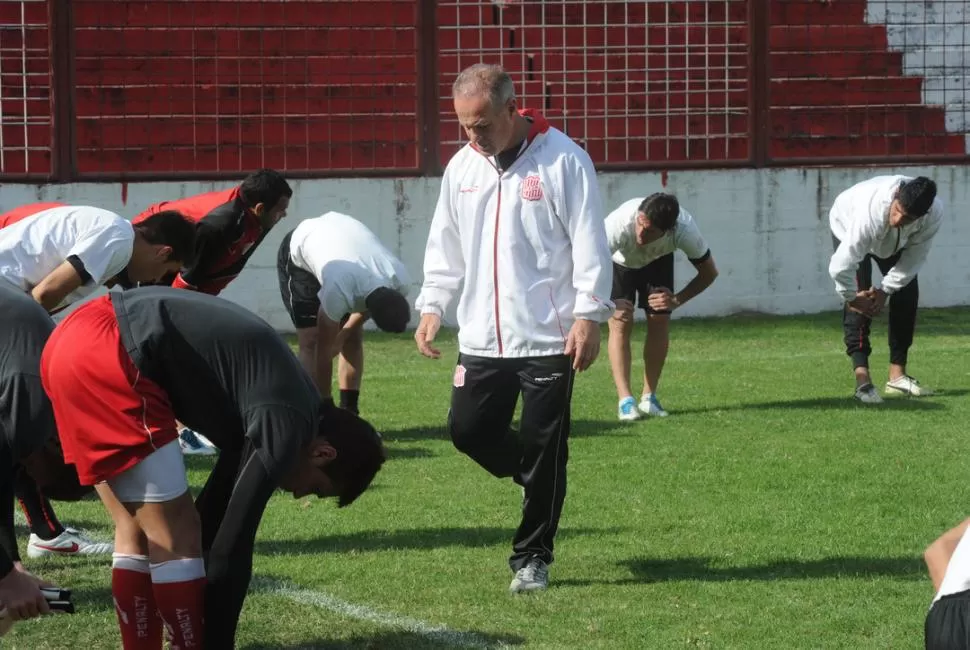 BUSCANDO SOLUCIONES. Carlos Ramacciotti avisó que tomará medidas luego de la derrota en suelo salteño. LA GACETA / FOTO DE ANTONIO FERRONI