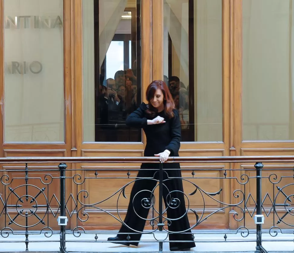 UNA ESCENA POCO HABITUAL. Cristina Fernández se acercó a uno de los balcones internos de la Casa Rosada; saludó y cantó con militantes K. NA