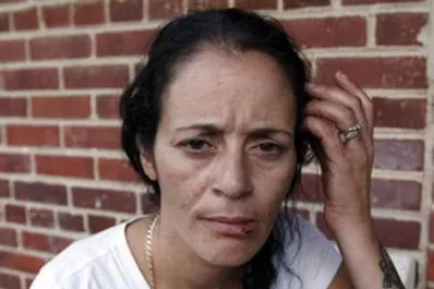 Policía de Estados Unidos tumbó de una piña a una manifestante latina