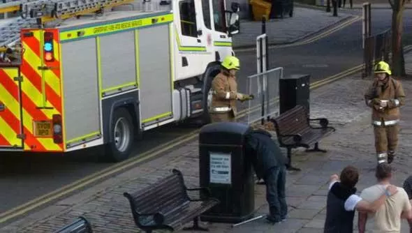 AYUDA. Los bomberos salvaron a la persona. FOTO TOMADA DE ABC.ES