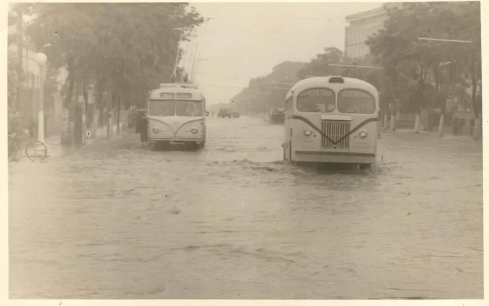 ANEGADOS. La lluvia no detenía a los troles ni a los ómnibus ñatos. 