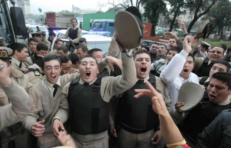 PROTESTA. Desde ayer, los prefectos reclaman en Puerto Madero. DYN