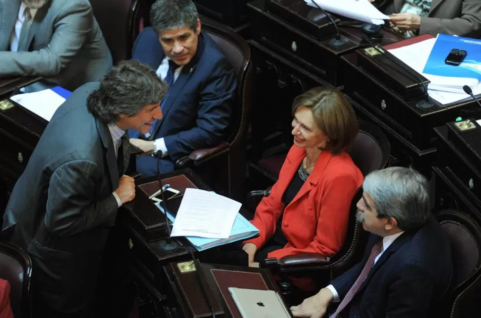 BLOQUE OFICIALISTA. Boudou dialoga con los senadores Aníbal Fernández y Beatriz Rojkés de Alperovich. TELAM