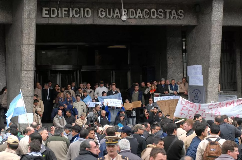 CONFLICTO. Los oficiales llevan más de 36 horas frente al edificio Guardacostas. TELAM