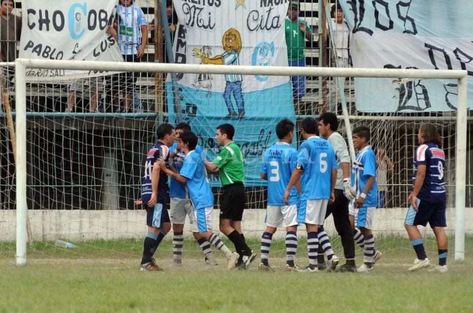 PARTIDO CALIENTE. El árbitro tuvo que interceder en un cruce entre los jugadores de ambos bandos. LA GACETA / FOTO DE ANTONIO FERRONI