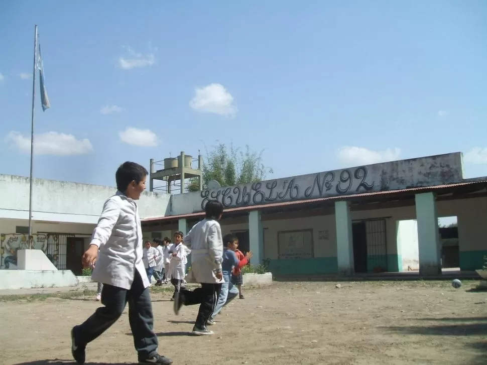 LOS NIÑOS DEL PUEBLO. Los chicos que asisten a la Escuela Nº 92 juegan en el patio. Desde mañana quizás vayan a clases a la León Alperovich. LA GACETA / FOTO DE RODOLFO CASEN