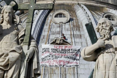 Un italiano protestó subido a la cúpula de la basílica de San Pedro