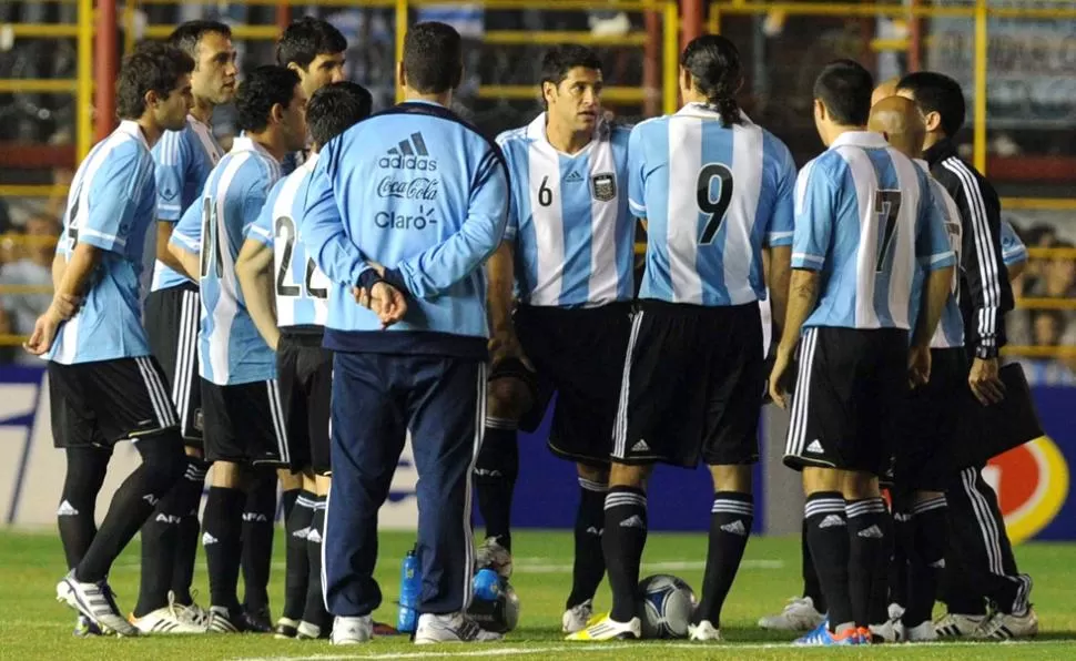 ASÍ NO SE JUEGA. Los futbolistas esperaron varios minutos en el campo de juego. No es la visión confortable para jugar un partido, explicó el árbitro. TELAM