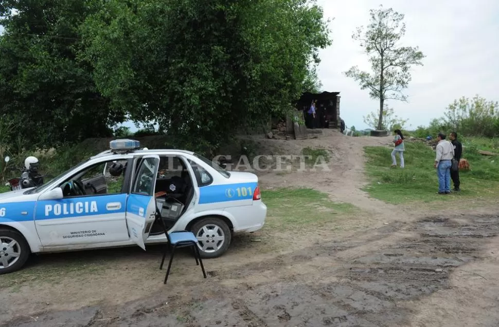 EN SU DOMICILIO. La Policía inspeccióno la precaria vivienda de la familias de las niñas. LA GACETA / FOTO DE OSVALDO RIPOLL