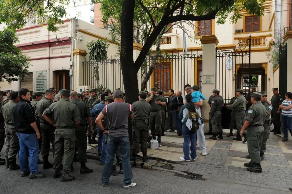 CONVOCATORIA. Agentes y sus familias pidieron por el blanqueo salarial. LA GACTEA / FOTO DE INES QUINTEROS ORIO 