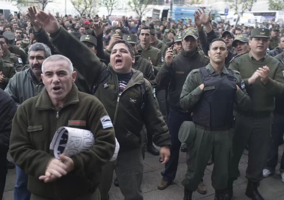 DISCONFORMES. Los gendarmes piden sostener el reclamo a pesar de la promesa del Gobierno nacional de pagar de igual manera que el mes pasado. NA 